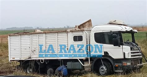 Despiste y vuelco de un camión en la Ruta 51 a metros del acceso a