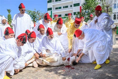 SM le Roi Amir Al Mouminine accomplit la prière de l Aïd Al Adha à la