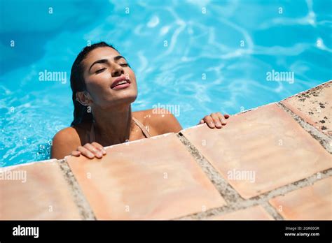 Arabische mädchen im bikini Fotos und Bildmaterial in hoher Auflösung Alamy