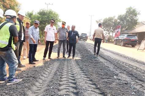 Pj Bupati Muaro Jambi Tinjau Pengerjaan Jalan Desa Tangkit Simpang