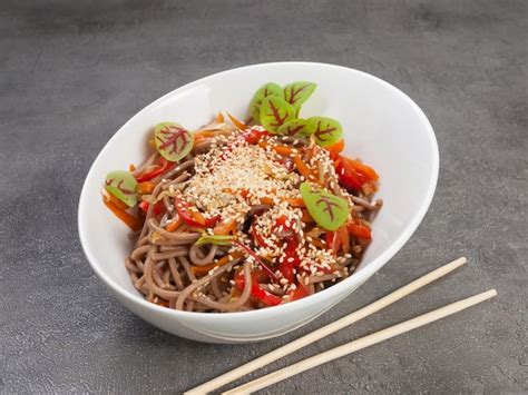 Soba De Nouilles De Sarrasin Avec Plat V G Tarien De Concept De L Gumes