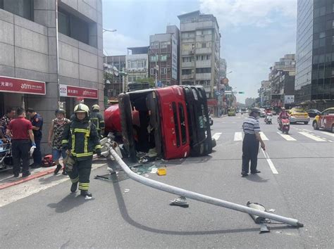 北市水泥預拌車當街翻覆 違停機車意外被「封印」 社會 自由時報電子報