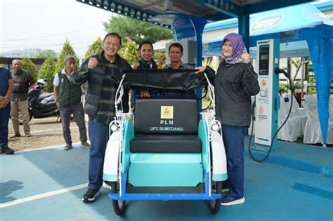 Untuk Pertamakalinya Pln Jabar Hadirkan Becak Listrik Di Sumedang