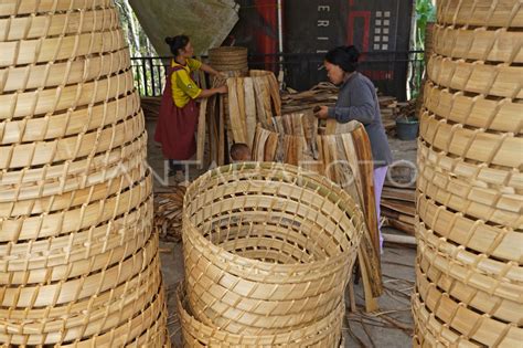 Pesanan Keranjang Tembakau Meningkat Antara Foto