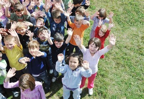 El grupo de niños felices se divierten y juegan en el concepto de