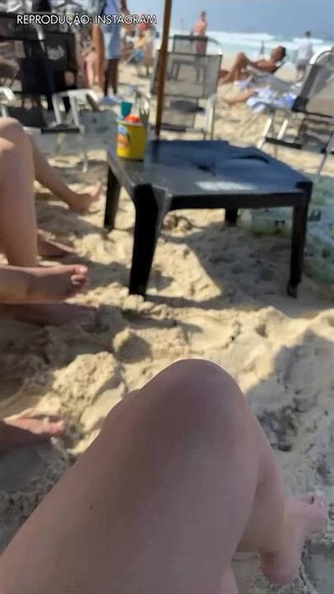 Bárbara Evans leva filhos gêmeos à praia pela primeira vez Um gostou