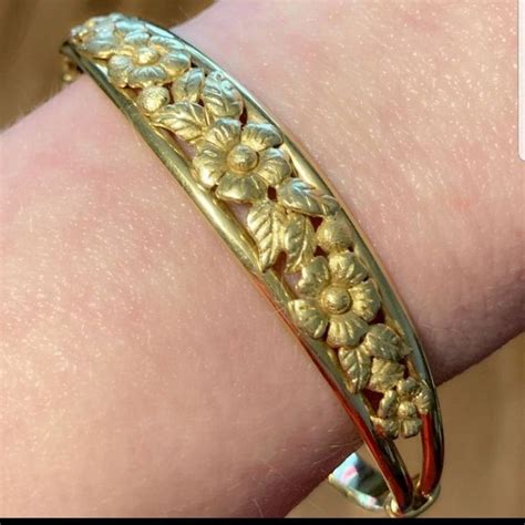 Stunning 18k Solid Gold Ornate Bangle Bracelet Size Aprx 21875 Weight