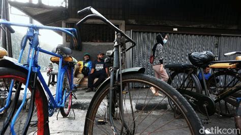 Ojek Sepeda Kota Tua Mencoba Bertahan Di Tengah Pandemi