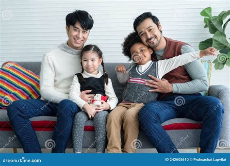 Feliz Pareja Gay Asiática Con Diversos Niños Adoptados Africanos Y Caucásicos Sonriendo Sentados