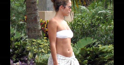 Jennifer Lopez Opte Pour Un Bikini Bandeau Et Un Pareo Miami Mai Purepeople