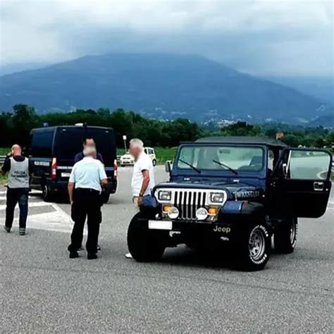 Scappano Dopo L Incidente Automobilista Soccorso Dagli Agenti Della