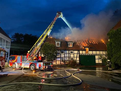 Soest Dachstuhlbrand auf Bauernhof Feuerwehr im Großeinsatz