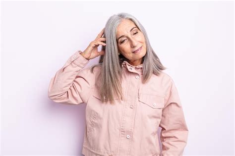 Mujer De Cabello Gris De Mediana Edad Sonriendo Alegre Y Casualmente