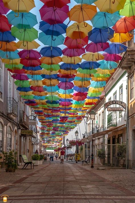 O Que Visitar Em Gueda A Cidade Dos Guarda Chuvas Coloridos