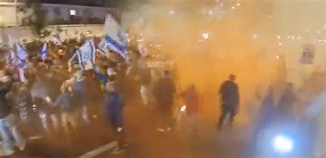 V Deo Milhares Protestam Por Ren Ncia De Netanyahu Em Tel Aviv