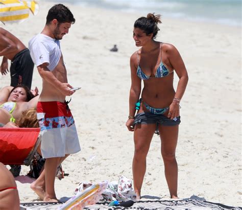 Foto Giulia Costa esteve na praia Philippe Correia nesta terça