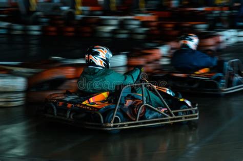 Competencia Karting Din Mica A La Velocidad Con El Movimiento Borroso