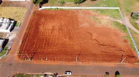 Prefeitura conclui terraplanagem de terreno onde será construído o