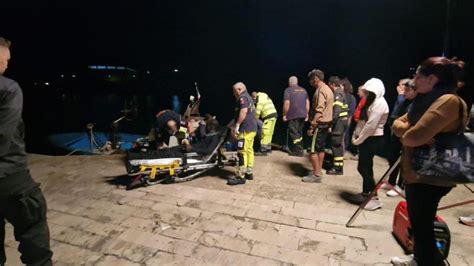 Naufragio A Lampedusa Soccorso Barcone Con 53 Migranti Bimba Di 2