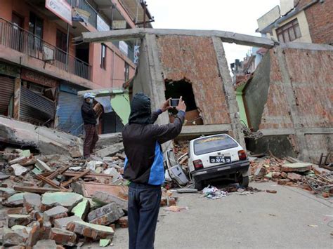 Terremoto Nepal Ragazzino Estratto Vivo Dalle Macerie Dopo Giorni