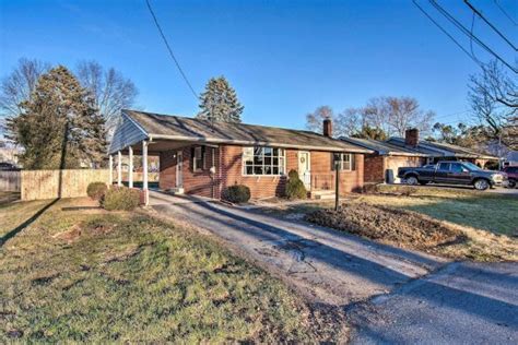 Marietta私人热水浴缸台球桌的住所 Marietta Home w Private Hot Tub Pool Table 预订价格 联系电话位置地址携程酒店