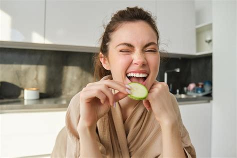 Retrato De Uma Jovem Feliz E Sorridente Na Cozinha Cozinhando Cortando