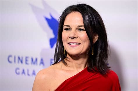 Irre Diskussion Um Annalena Baerbock Weil Sie Ein Schulterfreies Kleid