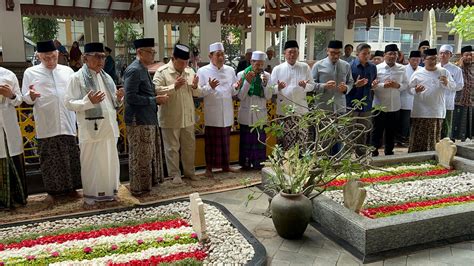 Prabowo Berziarah Ke Makam Pendiri Nu Ulama Sepuh Jatim Hadir