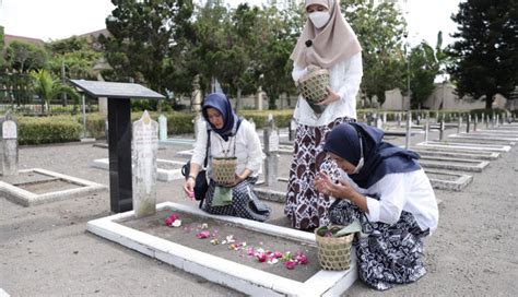 DWP UGM Ziarah Ke Makam Sawitsari Dan Makam Pahlawan Kusumanegara