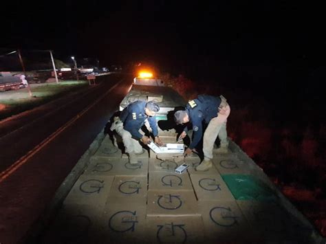 Motorista Foge De Policiais E Abandona Caminh O Mil Ma Os De