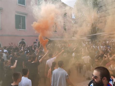 VIDEO LUDNICA U SPLITU Korteo s preko 20 tisuća navijača krenuo prema