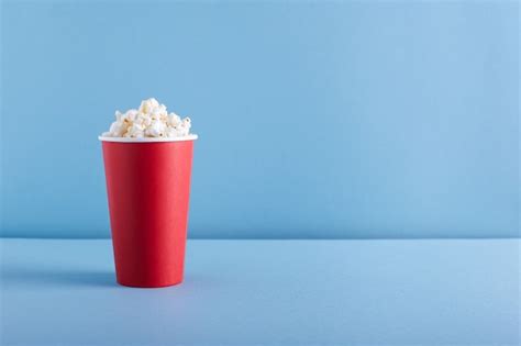 Palomitas De Ma Z Frescas En Un Vaso De Papel Rojo Con Espacio De Copia