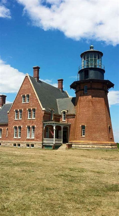 Block Island Lighthouse | Lighthouse lighting, Island lighthouse ...