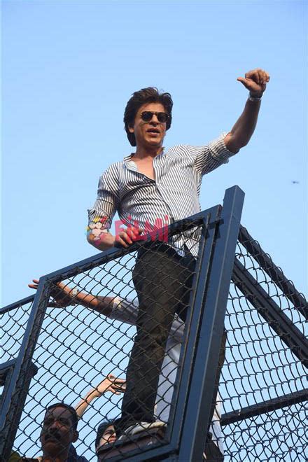 Shahrukh Khan Waves At His Fans For His Birthday At Mannat Filmibeat