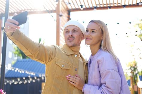 Una Pareja Enamorada Un Chico Y Una Chica Se Toman Una Selfie Juntos