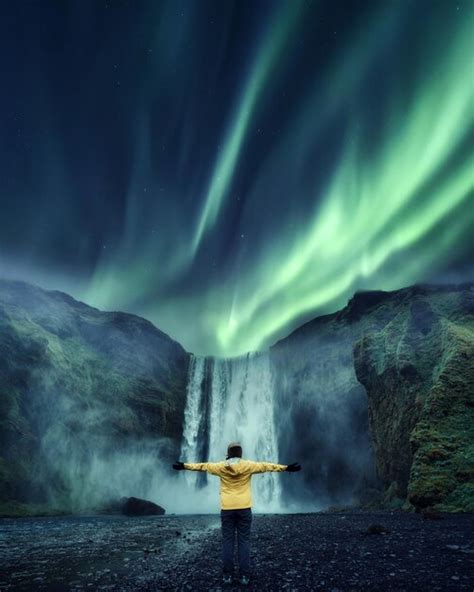 Aurora Boreal Sobre A Cachoeira Skogafoss E Turista Em P Em Um Lugar