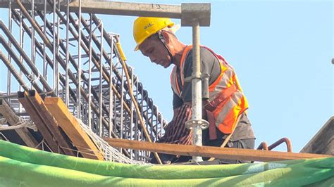 错峰施工避高温 建设者挑灯夜战 雄安 施工 建设者 新浪新闻