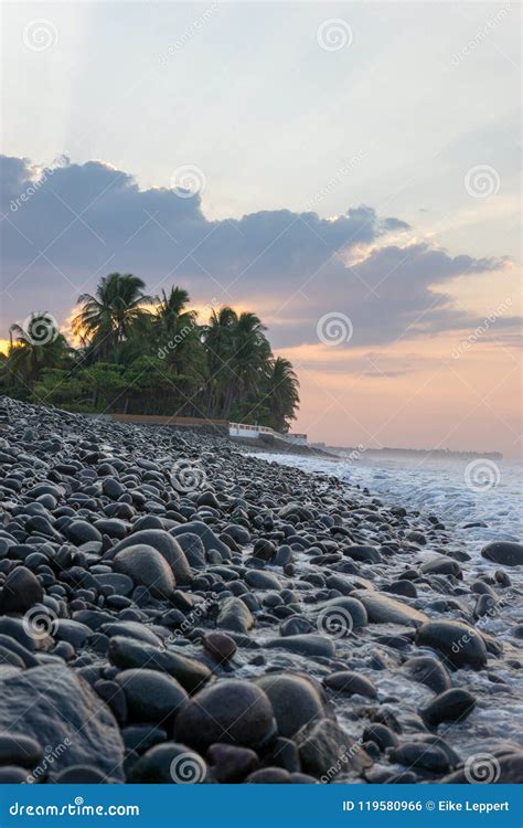 Encalhe No Nascer Do Sol As Rochas Escuras No Primeiro Plano