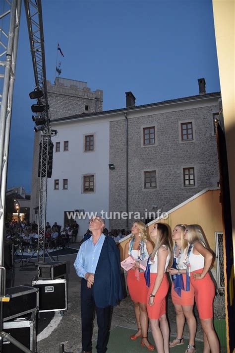 Foto Mik U Novom Pro Etali Smo Publikom I Zavirili Iza Pozornice