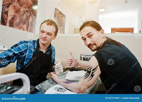 Tattoo Master Make Tattoo For Rocker Man At Tattoo Salon Stock Image