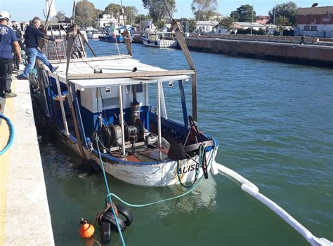 Fiumicino Torna A Galleggiare Il Peschereccio Turbosoffiante