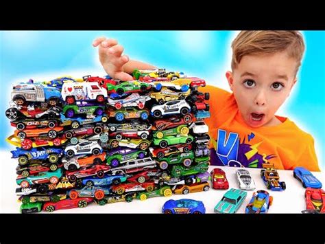 Vlad và Niki vui vẻ với ô tô đồ chơi Thử thách chất nhờn trong thành phố Hot Wheels