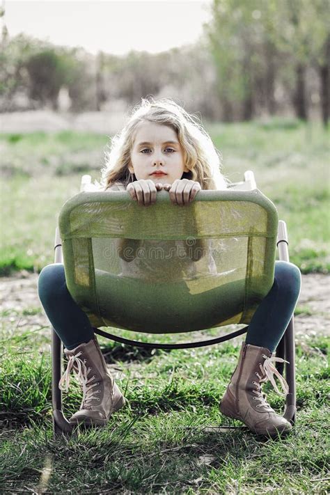 Blonde Fille Assise Sur Une Chaise Et Posant Comme Un Mannequin Image Stock Image Du Soleil