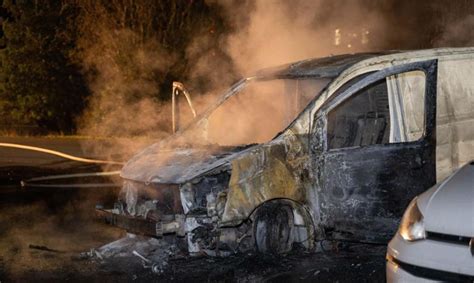 Transporter Steht In Flammen Einsatz Auf Pendlerparkplatz An Der A