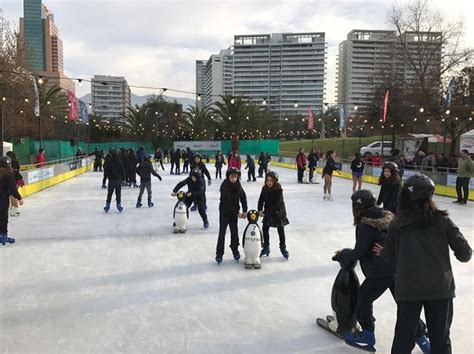 En Las Condes Se Abre La Primera Pista De Patinaje Sobre Hielo Al Aire