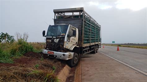 Colis O Traseira Entre Caminh Es Prejudica Tr Nsito Na Br Em