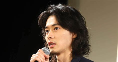 山崎賢人、主演映画『劇場』公開に感激 リモートで見守る観客に感謝の思い｜シネマトゥデイ