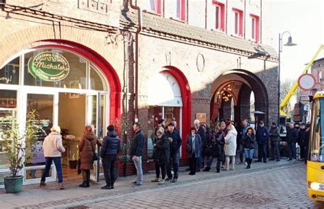 Gigantyczne kolejki po pączki w Katowicach Gliwicach i Bytomiu