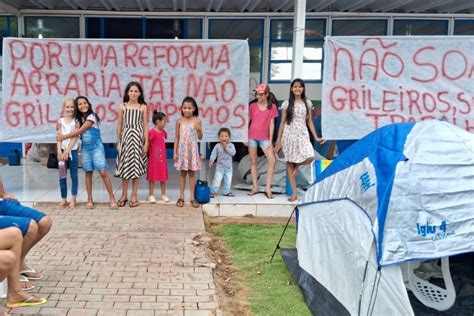 Por Regulariza O Fundi Ria Fam Lias Acampam Em Frente Prefeitura De