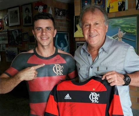 Torcedor De Joinville Tatua Camisa Do Flamengo Em Tamanho Real Santa